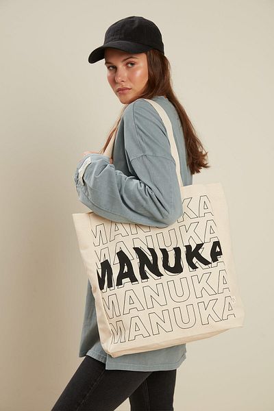 Manuka Bedruckte Stofftasche mit Seitenfalten – Schwarz