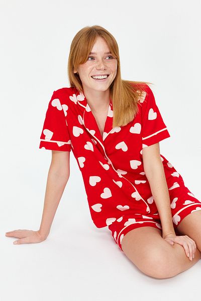 Trendyol Collection Κόκκινο βαμβακερό σετ πιτζάμες με λεπτομέρεια Heart Piping - Πουκάμισα & σορτς THMSS21PT1200
