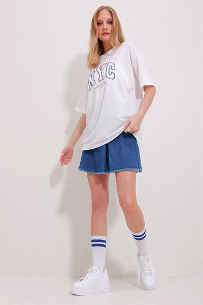 Trend Alaçatı Stili Γυναικείο μπλουζάκι Unisex υπερμεγέθη κεντημένο με δύο κλωστές λευκή λαιμόκοψη ALC-X11502