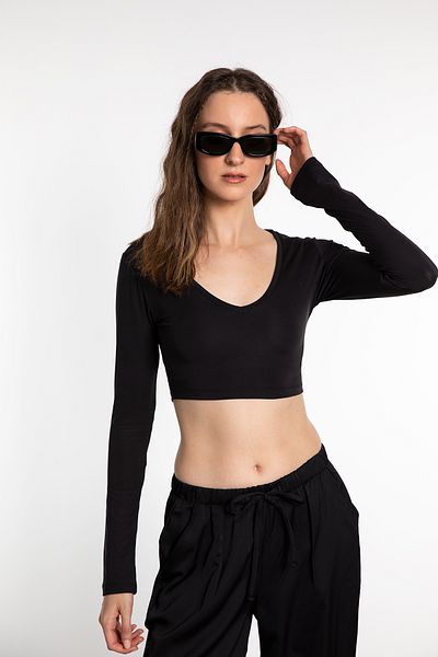 SHEISMONO Κοντή μπλούζα Soft Touch V-Neck Μαύρη