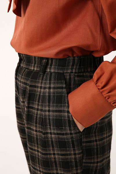 ALLDAY Schwarz-nerzfarbene, plissierte Slouchy-Hose mit Karomuster