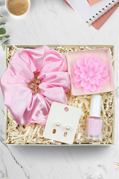 Trendmiya Saten Toka & Pastel Oje & Lotus Çiçeği Mum & İnci Küpe Hediye Seti