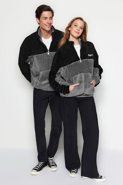 Trendyol Collection Schwarzes Plüsch-Sweatshirt in UniSex – Übergröße, Farbblock, warm TMNAW22SW1477