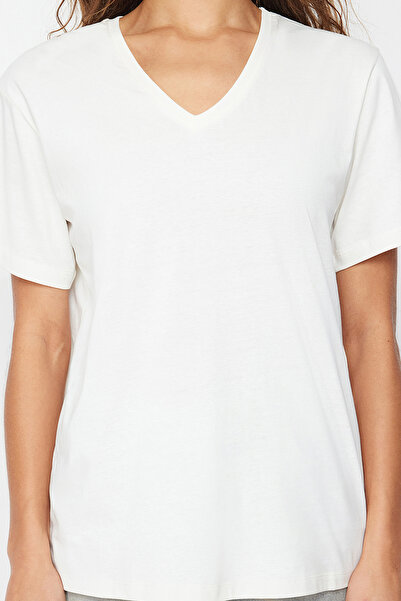 Trendyol Collection Πλεκτό T-shirt εκρού 100% βαμβάκι Oversize/Wide Fit V-Lack TWOSS23TS00003