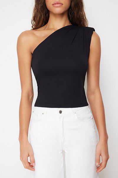Trendyol Collection Schwarze asymmetrische, wattierte Stretch-Strickbluse mit einer Schulterpartie TWOSS24BZ00133