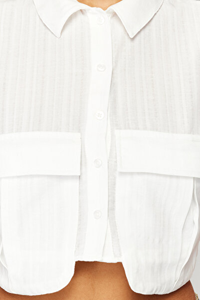 Kolekcia Trendyol Ecru tkaná košeľa – s vreckami, skrátený strih, Regular Fit TWOSS24GO00046