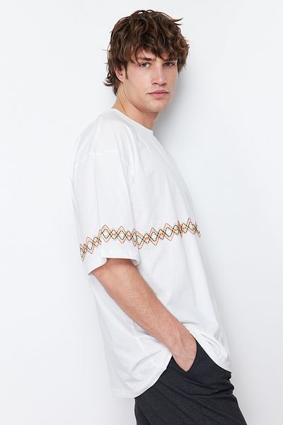 Trendyol Collection Υπερμεγέθη λευκό κεντημένο βαμβακερό μπλουζάκι - TMNSS21TS1889