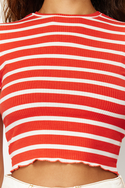 Trendyol Collection Rot-weiß gestreifte Baby-Overlock-Strickbluse mit detailliertem Schnitt und kurzer Passform TWOSS23BZ00506