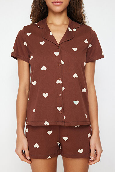 Kolekcia Trendyol Pyžamový set so srdiečkovými bavlnenými šortkami - hnedá THMSS21PT0756