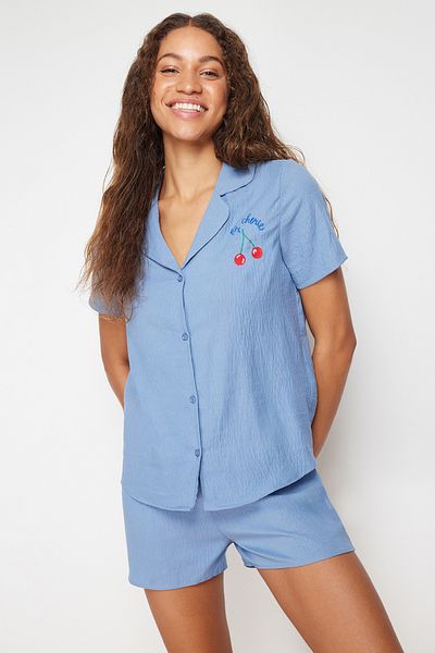 Trendyol Collection Set pijamale țesute cu broderie cireș albastru cu pantaloni scurți THMSS24PT00066