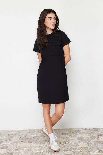 Trendyol Collection Černá 100% bavlna Kapsa Detailní Výstřih s krátkým rukávem Pletené tričkové šaty TWOSS24EL00120