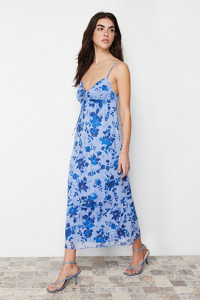 Trendyol Collection Rochie maxi adunată cu decolteu în formă de inimă albastră cu imprimeu floral - TWOSS24EL00272