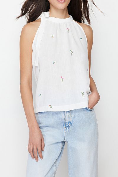 Trendyol Collection Ecrufarbene Neckholder-Bluse mit Stickereidetail TWOSS24BZ00175