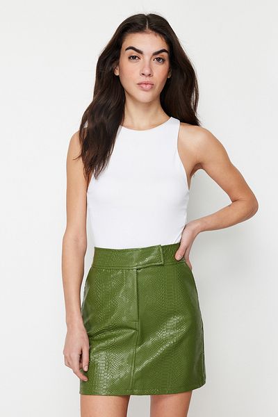 Trendyol Collection Khakifarbener, hochwertiger A-Linien-Mini-Webrock aus Kunstleder in Premium-Qualität TWOAW22ET0480