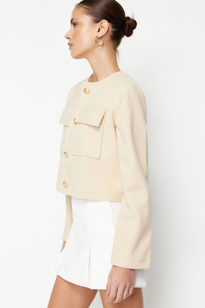 Trendyol Collection Βιζόν κανονικό καλούπι με χρυσό κουμπί με λεπτομέρεια σταμπωτό παλτό TWOAW24MO00132