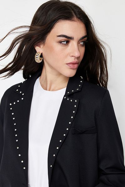 Trendyol Modest Schwarze, gewebte Jacke mit Kragen und Steindetails TCTSS24CK00004