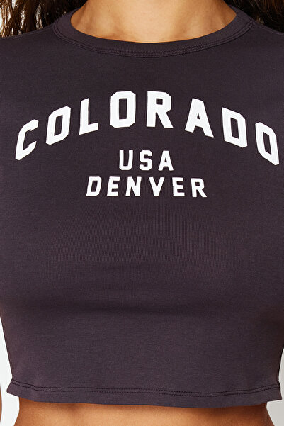 Trendyol Collection Antracit 100% bavlna Slogan Potištěný Fitted Crop Strečové pletené tričko TWOSS23TS00101