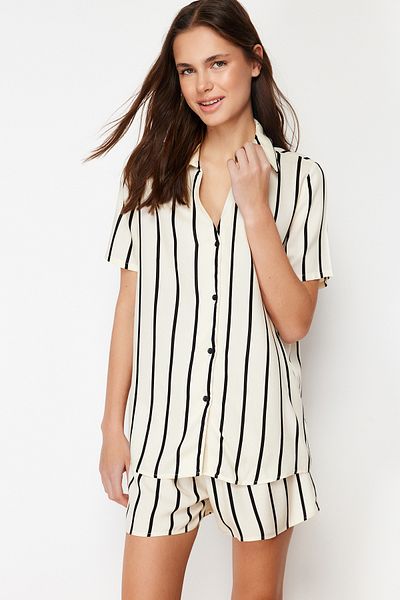 Trendyol Collection Ecrufarbenes, gestreiftes Pyjama-Set mit Viskose-Shorts – Kragendetail, THMSS24PT00050