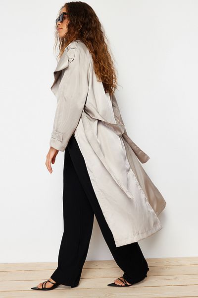Trendyol Collection Béžový oversize široký límec s detailním zapínáním na patentky Lesklý trenčkot s páskem TWOSS24TR00009