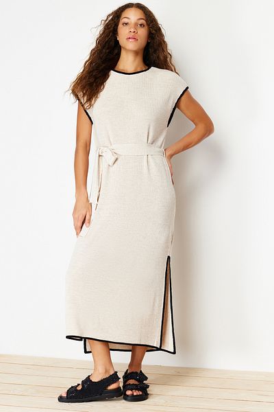 Trendyol Collection Μπεζ μάξι πλεκτό φόρεμα με ζωσμένο χρώμα μπλοκ TWOSS24EL00301
