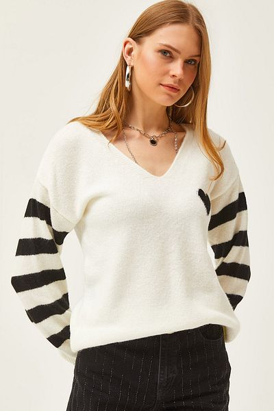 Olalook Ecrufarbener Pullover mit V-Ausschnitt und weicher Struktur, Herzdetail für Damen KZK-19000792
