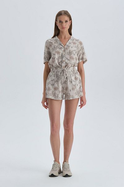 Dagi Beigefarbene, floral gemusterte Schnürshorts