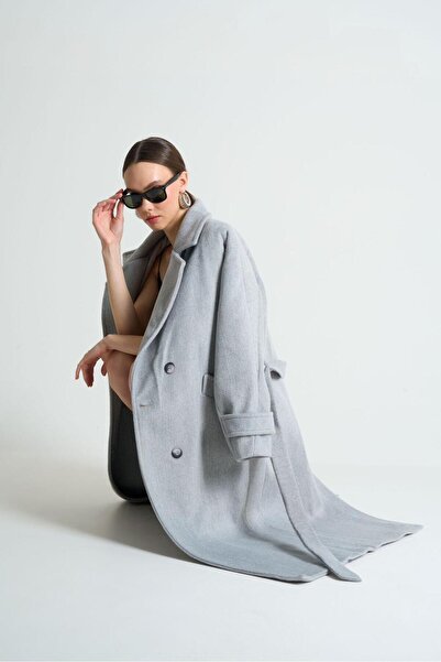 Laluvia Šedý kabát s dvojitým límcem na knoflíky a páskem