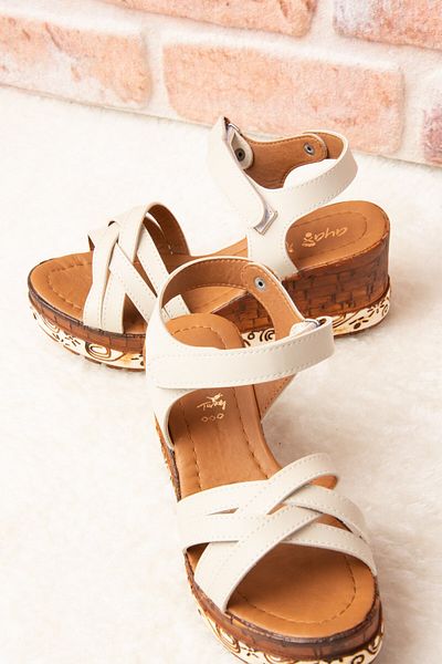 Fox Shoes Béžové dámské sandály F288071409