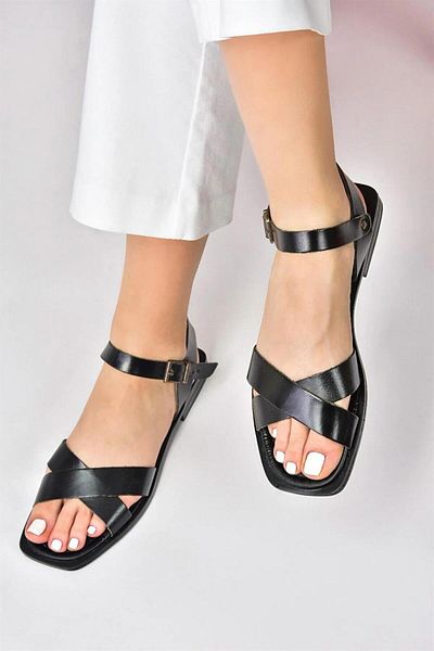 Fox Shoes Sandale pentru femei de zi cu zi cu curele încrucișate din piele naturală negre M291041503