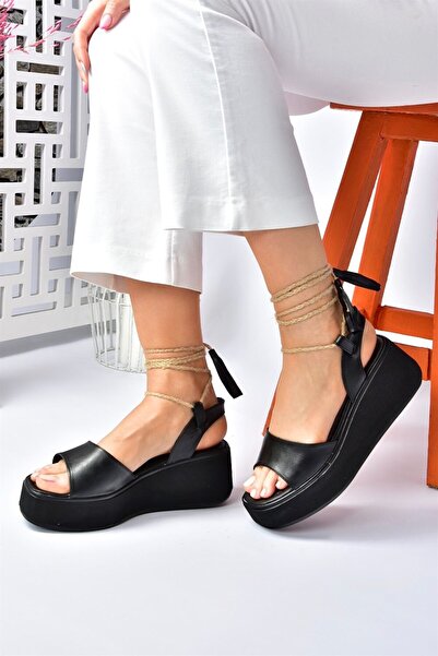 Fox Shoes Czarne sandały damskie z grubą podeszwą i paskiem na kostkę M996180409