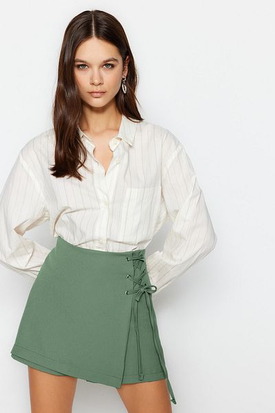 Trendyol Collection Khakifarbener gewebter Shortsrock mit Einfassung und Ösendetails TWOAW21SR0038