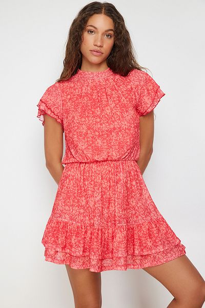 Trendyol Collection Roter strukturierter Rock mit Rüschen, kurzärmliges Minikleid mit Stehkragen, dehnbares Strick-Minikleid TWOSS24EL00485