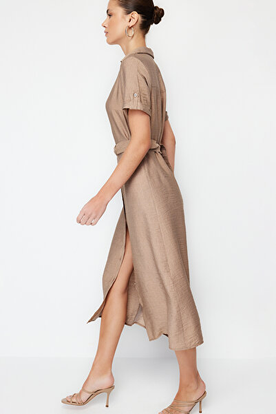 Trendyol Collection Φόρεμα μίντι υφαντό πουκάμισο ζωσμένο με βιζόν TWOSS24EL00226
