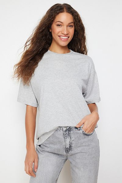Trendyol Collection Grau meliertes Boyfriend-T-Shirt mit Rundhalsausschnitt – 100 % Baumwolle, weite Passform TWOSS20TS0134