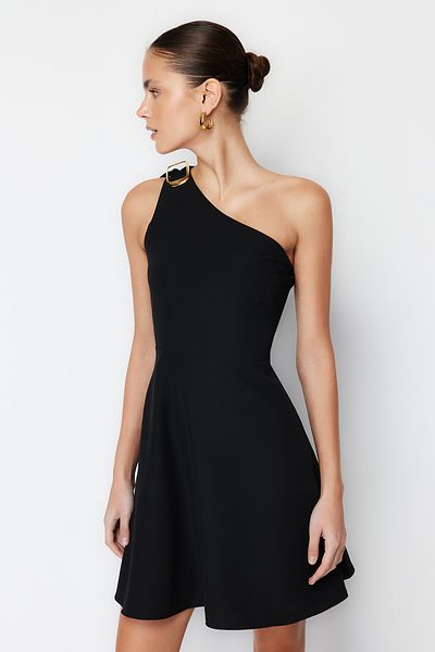Trendyol Collection Mini tkané šaty s černou sukní volánky s detailem příslušenství TWOSS24EL00318