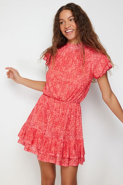 Trendyol Collection Roter strukturierter Rock mit Rüschen, kurzärmliges Minikleid mit Stehkragen, dehnbares Strick-Minikleid TWOSS24EL00485