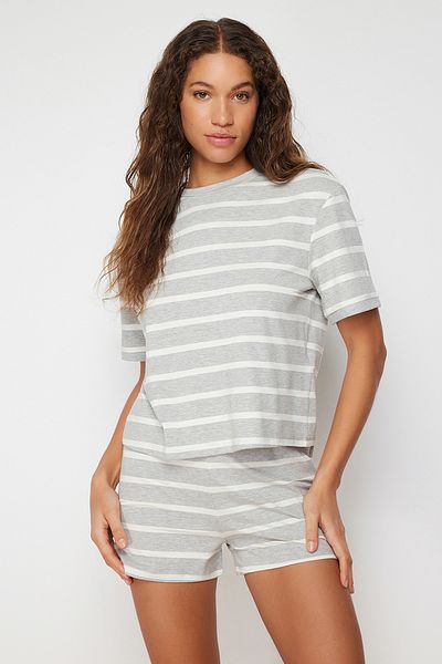 Trendyol Collection Grau gestreiftes, glitzerndes Strick-Pyjama-Set mit Shorts THMSS24PT00061
