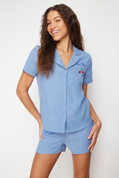 Trendyol Collection Set pijamale țesute cu broderie cireș albastru cu pantaloni scurți THMSS24PT00066