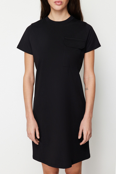 Trendyol Collection Černá 100% bavlna Kapsa Detailní Výstřih s krátkým rukávem Pletené tričkové šaty TWOSS24EL00120