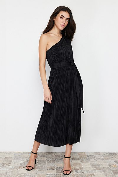 Trendyol Collection Černé páskové midi šaty s jedním rukávem elastické pletené midi tužkové šaty TWOSS24EL00425