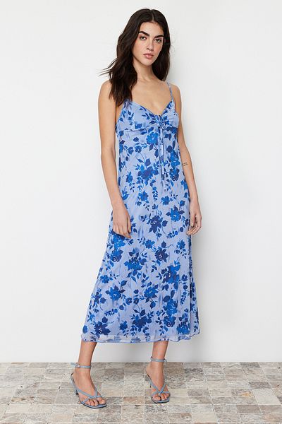 Trendyol Collection Rochie maxi adunată cu decolteu în formă de inimă albastră cu imprimeu floral - TWOSS24EL00272