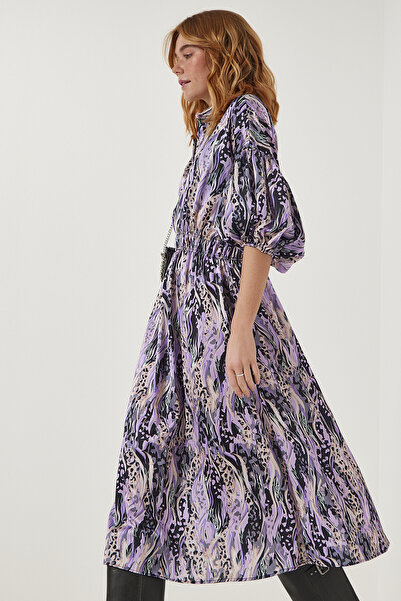 Happiness İstanbul Dámske štýlové šaty so saténovým povrchom s fialovým vzorom RG00002