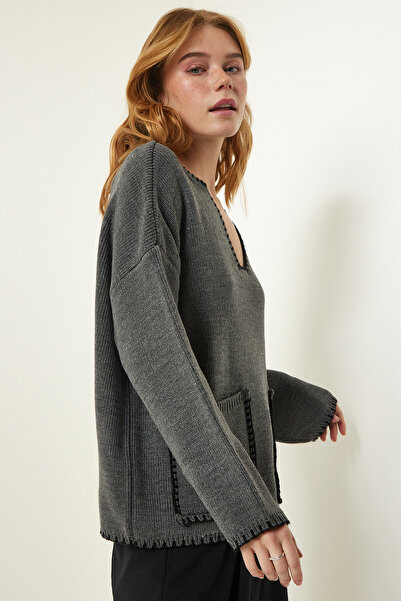 Happiness İstanbul Anthrazitfarbener Strickpullover mit Maschendetails für Damen PF00047