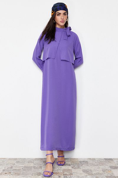 Trendyol Modest Lilafarbenes, gewebtes Kleid mit Kragen und Krawatte TCTSS23EB00283