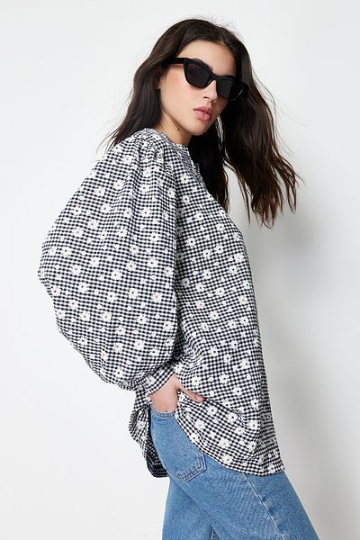 Trendyol Modest Černá květinová tkanina s balónkovým rukávem Oblouková tkaná tunika Seersucker TCTSS24UK00018