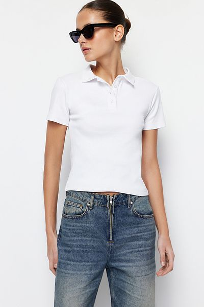 Trendyol Collection Bílé polo s knoflíčky, krátkým rukávem, pružným žebrovaným úpletem TWOSS24BZ00111