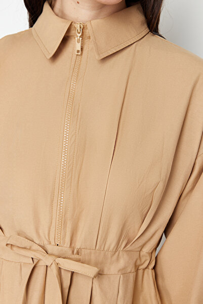 Trendyol Modest Detailní tkané šaty s velbloudí šňůrou a zipem TCTSS24EB00086
