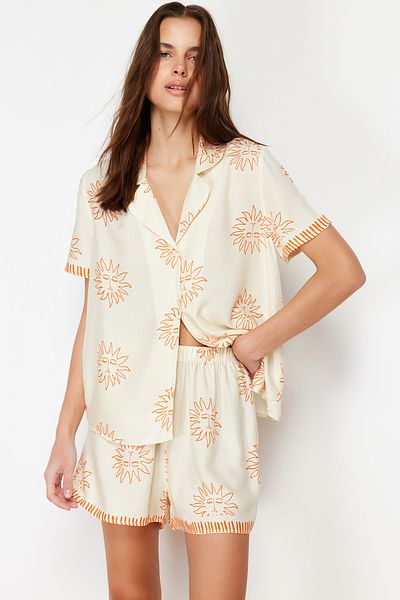 Trendyol Collection Pyjama-Set aus gewebter Viskose mit Ecru-Orange-Galaxy-Muster THMSS24PT00009
