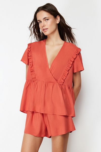 Trendyol Collection Detailní sada tkaného pyžama se skořicovým volánem a viskózovými šortkami THMSS24PT00055