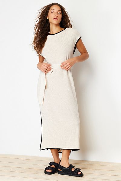 Trendyol Collection Μπεζ μάξι πλεκτό φόρεμα με ζωσμένο χρώμα μπλοκ TWOSS24EL00301